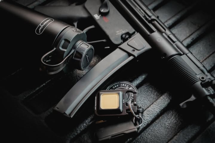 RECHARGEABLE LED KEYCHAIN LIGHT